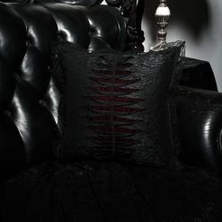 Coussin Décoratif 'Ribcage' Noir Et Rouge -Magasin De Mode coussin decoratif ribcage noir et rouge 2