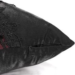 Coussin Gothique 'Cross-Shaped' Noir Et Rouge -Magasin De Mode coussin gothique cross shaped noir et rouge 5