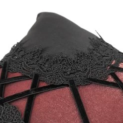 Coussin Gothique 'Cross-Shaped' Noir Et Rouge -Magasin De Mode coussin gothique cross shaped noir et rouge 7