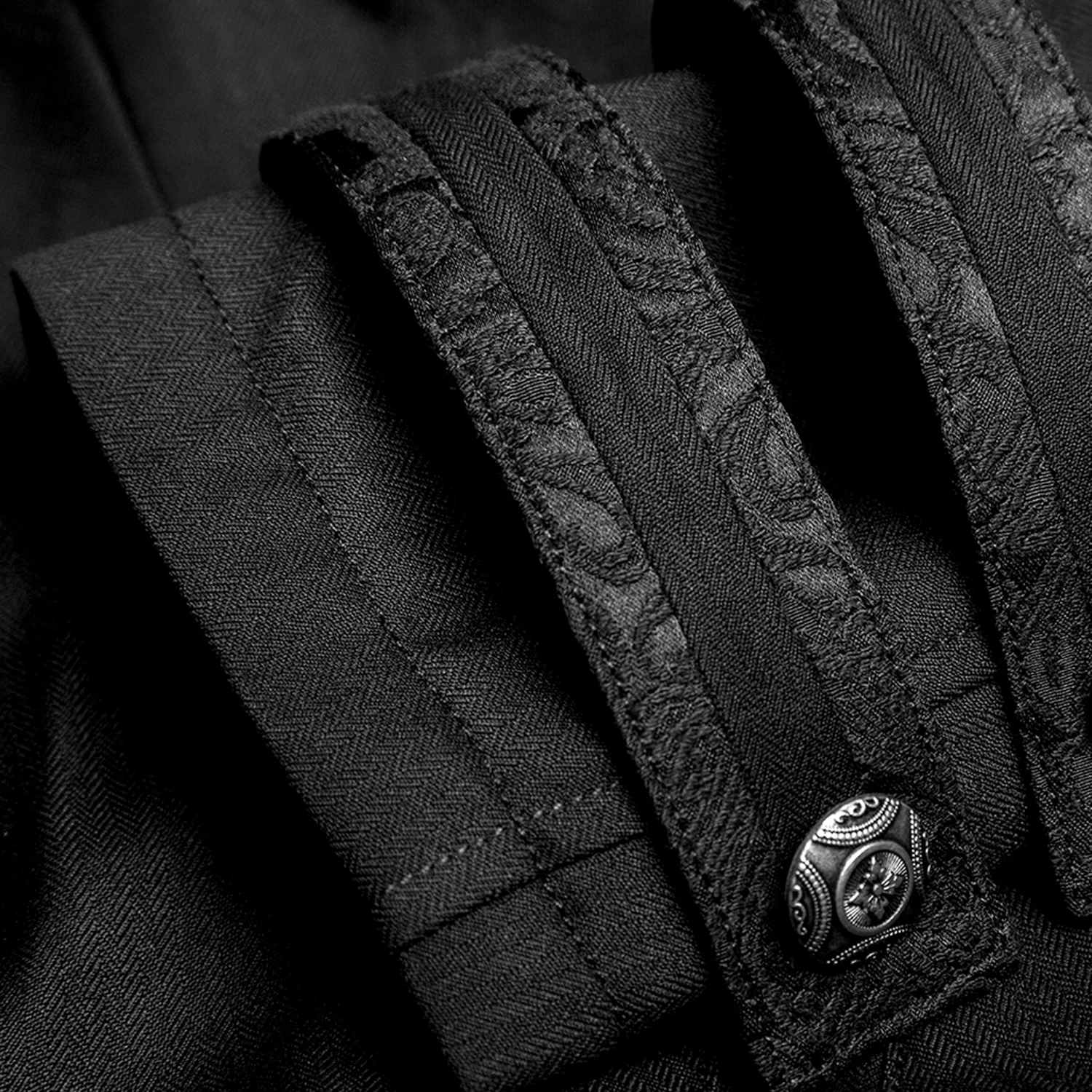 Longue Veste 'Black Cardinal' En Brocart Noir 13 Longue Veste 'Black Cardinal' En Brocart Noir – Image 11