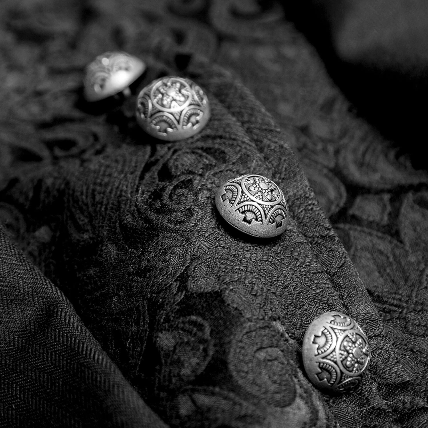 Longue Veste 'Black Cardinal' En Brocart Noir 12 Longue Veste 'Black Cardinal' En Brocart Noir – Image 10