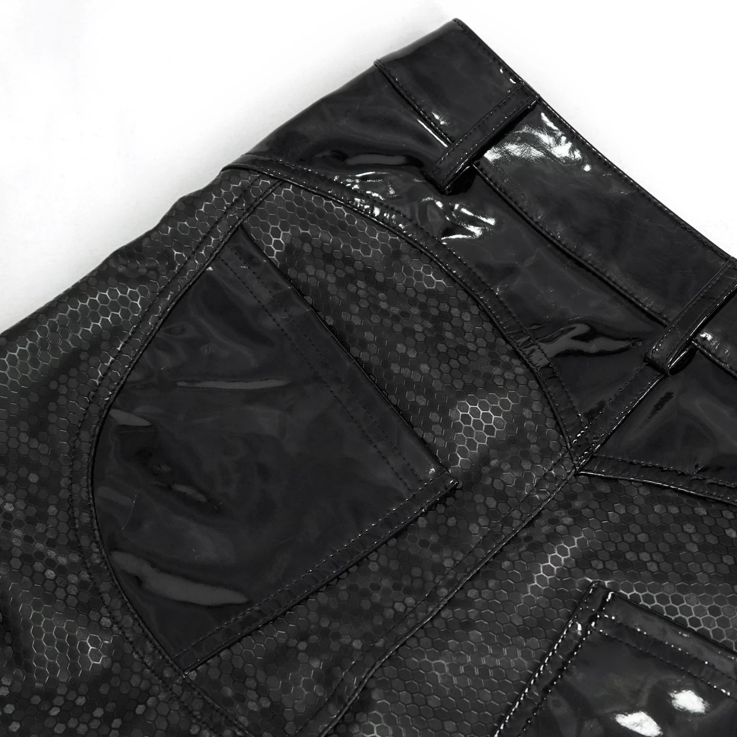 Pantalon 'Hexagone' En Simili Cuir Noir à Motifs 19 Pantalon 'Hexagone' En Simili Cuir Noir à Motifs – Image 17