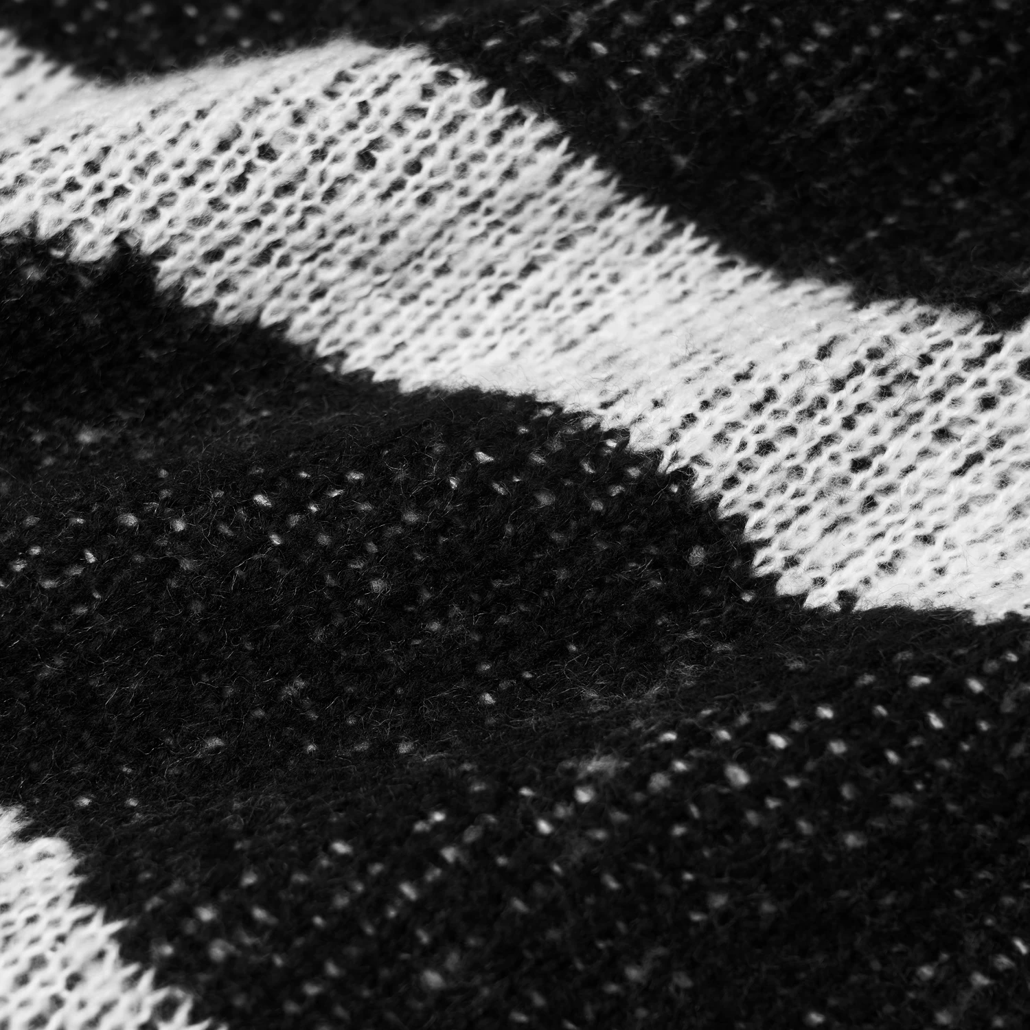 Pull 'Dark Doll' à Rayures Noires Et Blanches 17 Pull 'Dark Doll' à Rayures Noires Et Blanches – Image 15