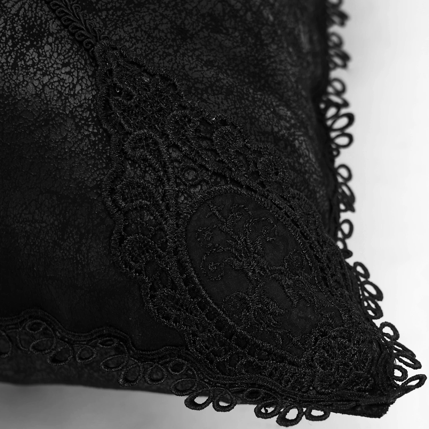 Taie D'Oreiller Décorative 'Gothic Cozy' Noire 5 Taie D'Oreiller Décorative 'Gothic Cozy' Noire – Image 3