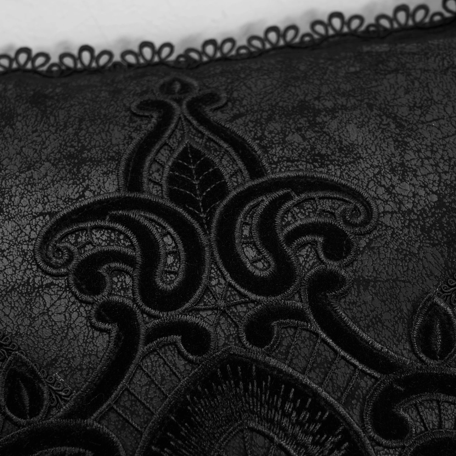 Taie D'Oreiller Décorative 'Gothic Cozy' Noire 7 Taie D'Oreiller Décorative 'Gothic Cozy' Noire – Image 5