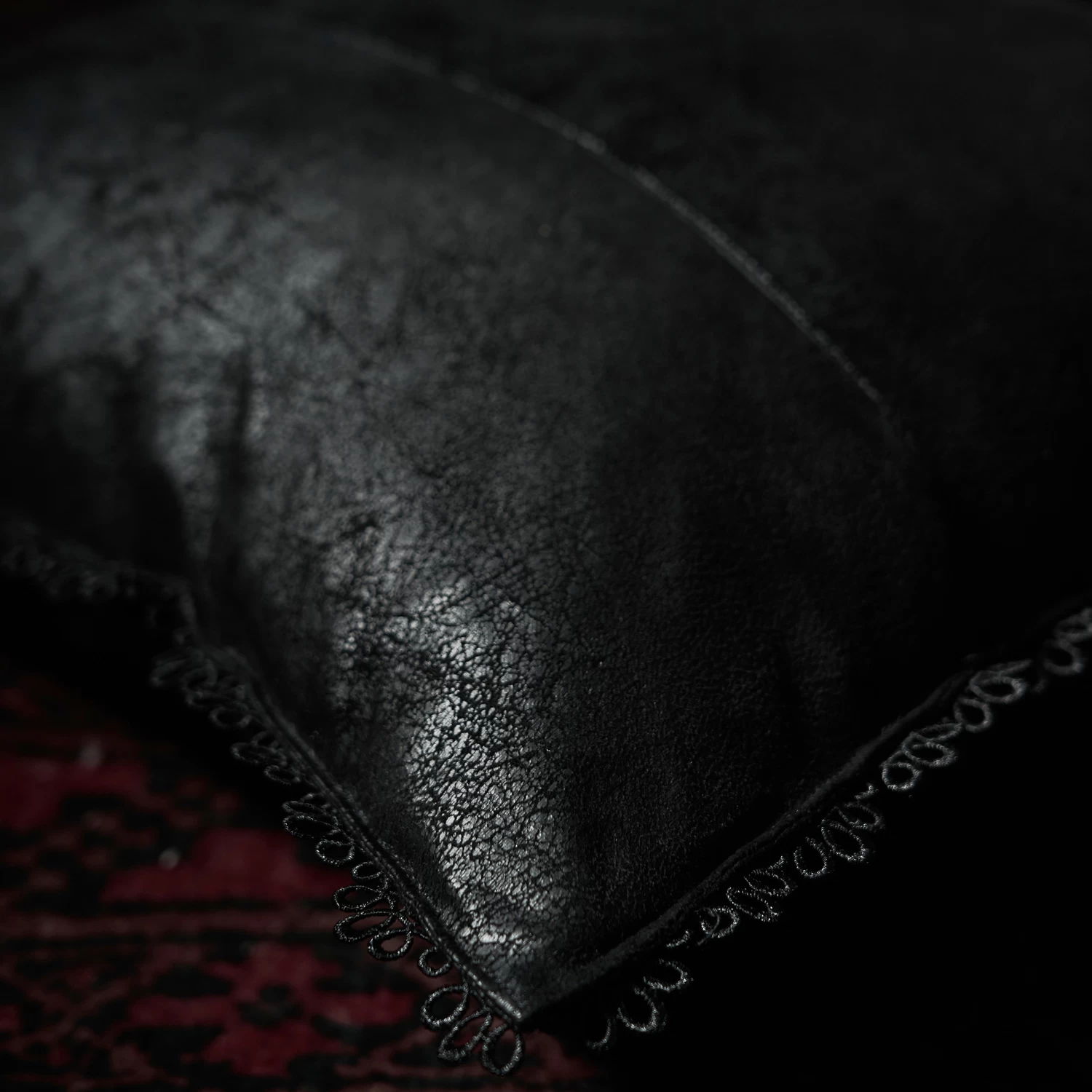 Taie D'Oreiller Décorative 'Gothic Cozy' Noire 9 Taie D'Oreiller Décorative 'Gothic Cozy' Noire – Image 7