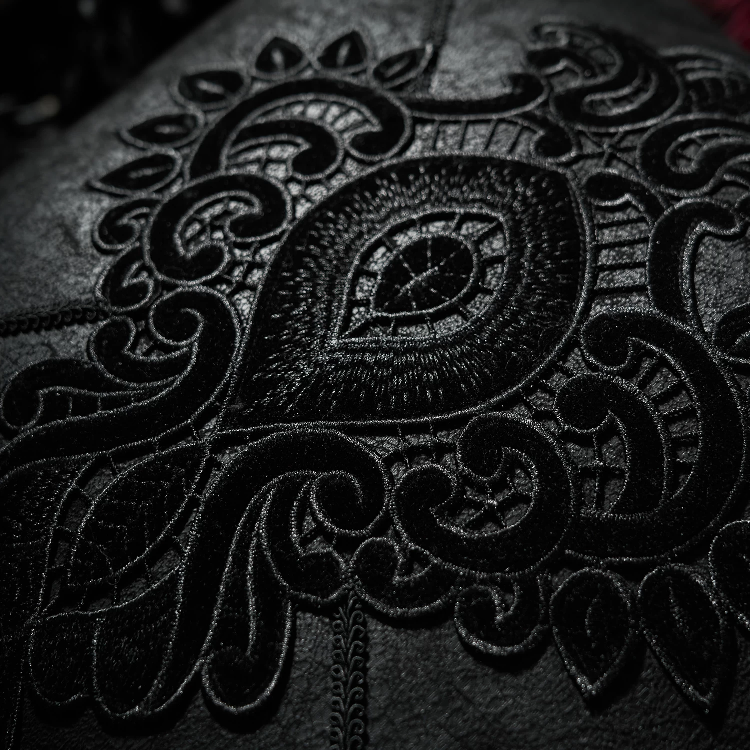 Taie D'Oreiller Décorative 'Gothic Cozy' Noire 11 Taie D'Oreiller Décorative 'Gothic Cozy' Noire – Image 9