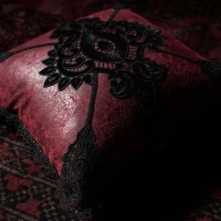 Taie D'Oreiller Décorative 'Gothic Cozy' Rouge -Magasin De Mode taie d oreiller decorative gothic cozy rouge 2
