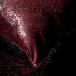 Taie D'Oreiller Décorative 'Gothic Cozy' Rouge -Magasin De Mode taie d oreiller decorative gothic cozy rouge 4